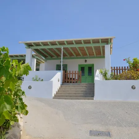 Hébergement de vacances Hill House With Sea View *